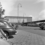 837392 Gezicht op de parkeerplaats op het Julianaplein bij het N.S.-station Amsterdam Amstel te Amsterdam.